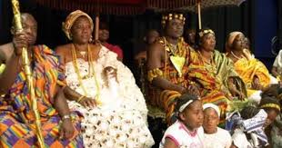 Parures Akan En Or Portees Par Une Reine Mere A L Occasion D Une Ceremonie Au Ghana En Afrique De L Ouest African Royalty African Culture African Queen
