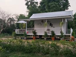 แบบบ านสวนส ขาว บ านไม เท ยมช นเด ยวยกพ นส ง ระเบ ยงกว าง สร างเองในงบ 2 แสนบาท ihome108 house in the woods tiny house plans free tropical living