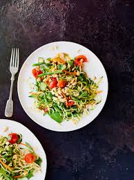 Courgetti Som Tam Salad Plus How To Video Recipe Low Calories Vegetarian Low Calorie Vegetarian Recipes Vegan Recipes Healthy