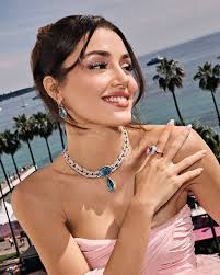 يبدو ان امه راضية عنه كثيرا ♥️ #TheWoman