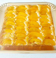 Gateau De Peches Au Sirop Delicieusement Fruite A Mi Chemin Entre Tarte Et Gateau Molleux Gateau Peche Peche Au Sirop Alimentation