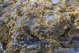 Ada batuan putih berurat emas (urat kaca atau batuan kaca transparan). Penambang Australia Temukan Batuan Emas Seberat 95 Kg