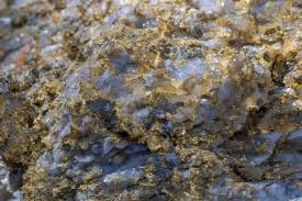 Tanahnya mengandung mineral sulfida, dan kita akan merasakan hawa belerang disekitar tempat tersebut. Penambang Australia Temukan Batuan Emas Seberat 95 Kg