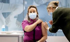 Wanneer je aan de beurt bent en welk vaccin je krijgt, hangt af van je leeftijd, beroep en of je in een kwetsbare groep valt. Wanneer Kan Ik Mij Laten Vaccineren Nrc