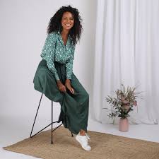 Vous remarquerez l'utilisation d'un tissu à motif travaillé de la marque anglaise. Chemise A Fleurs Satin Serena 3 Suisses