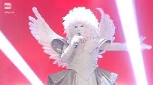 Orietta berti, prima eliminata nei. Il Cantante Mascherato Del 10 Gennaio 2020 Angelo Canta The Sound Of Silence Foto E Video