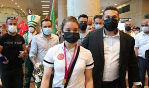 19 yaşındaki milli sporcu ayşe begüm onbaşı, azerbaycan'ın başkenti bakü'de düzenlenen aerobik cimnastik dünya şampiyonası'nda 21.850 puanla dünya şampiyonu oldu. Dunya Sampiyonu Ayse Begum Onbasi Mehter Takimiyla Karsilandi