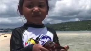 Aksi Menggemaskan Cucu Menteri Susi yang Marah-Marah Akibat Sampah di Laut 