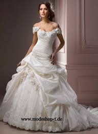Grundlegende tips das bodenlange brautkleid verhüllt nicht nur die beine sondern auch zum größten teil die schuhe, die sie tragen. Pin Auf Brautkleider 2018