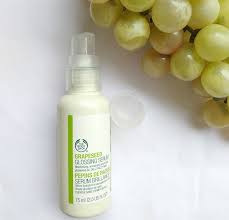 Grapeseed oil is high in linoleic acid, which is said to reduce clogged pores and balance excess oil production! The Body Shop Grapeseed Glossing Serum My Fav Hair Gloss