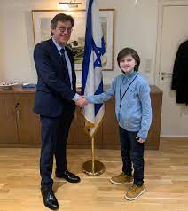 Laurent simons, geboren in oostende op 26 december 2009 met een iq van 145, voltooide reeds ♦ naar een artikel wonderkind laurent simons (10) gaat in israël studeren van 6 februari 2020 en. World S Smartest Child Wants To Study In Israel