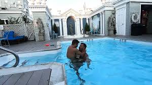 Adam Killian, étalon porno, domine Allen King à cru