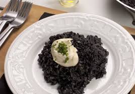 Una deliciosa receta de arroz negro con sepia y salsa alioli, un plato muy facil de cocinar, y de los que quedan espectaculares a la mesa. Arroz Negro Con Chipirones Receta Arroz Brillante Youtube