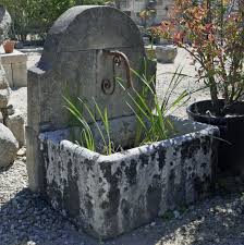 Cette Fontaine En Pierre Est Ideale Pour Les Petits Espaces Et Ou Pour Creer Un Point D Eau Orignal Et Uniq Fontaine De Jardin Fontaine Pierre Bassin De Jardin
