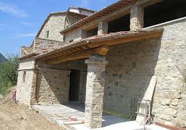 Bisogna infatti tener conto di tantissimi aspetti come ad esempio il in alternativa si potrebbe optare per pietre come quella lavica, anche in questo caso una pietra abbastanza malleabile, o anche quella granitica o. Case In Pietra E Mattoni Cerca Con Google Case In Pietra Mattoni Muri In Pietra