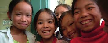 In Vietnam hebben kinderen dezelfde rechten als wij. Lees deze krant en je  komt er alles over te weten. Haal dan de journalist i