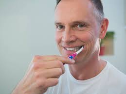 Lo que no debes hacer cuando te lavas los dientes, según los expertos