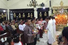 Lukas eko sukoco, romo a. Gua Natal Kontemporer Inspirasi Khotbah Spiritual Besek Malam Natal Antara News