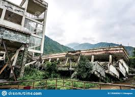 En mayo de 2008 fue una de las zonas afectadas por un terremoto ocurrido en el norte de la vecina provincia de sichuan que dejó cerca de 90.000 muertos y desaparecidos. Edificios Conmemorativos Del Terremoto De Sichuan Despues Del Earthquak De Greate Sitio Conmemorativo 2008 Del Terremoto De Sich Foto De Archivo Imagen De Nadie Casa 155400362