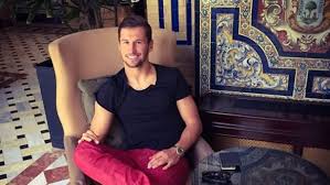 «jesienne stylizacje nie muszą być utrzymane w ciemnych kolorach. Ubrania Grzegorza Krychowiaka Styl Grzegorza Krychowiaka