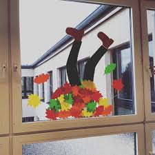 Über 30 neue bastelideen für kinder ab 3 jahren. Fenster Nummer 2 Diese Idee Habe Ich Ebenfalls Bei Pinterest Gesehen Das Kind Im Laubhaufen Hat Sich Wohl Vor Dem Monster Im Fenster Laub Idee Monster