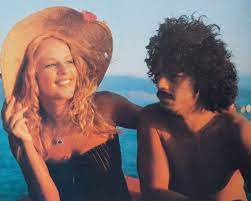 Γεννήθηκε στην αθήνα στις 6 μαρτίου 1939. Perasan 16 Xronia Xwris Ton Blassh Poy Efyge Se Hlikia 55 Etwn Mponatsos Pros E3allo Astynomiko Twn 70s Afhste Mas Na Poyme Dyo Tragoydia Kai 8a Pai3oyme Kai Ton E8niko Ymno