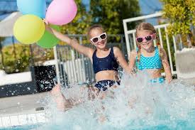 Pin By Geraldin On Flying Past The Stars On Silver Wings Pool Photography Family Photoshoot Summertime Fun
