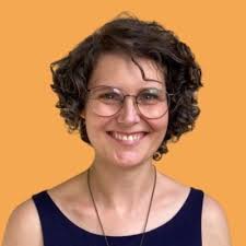 Sie betritt den Raum.