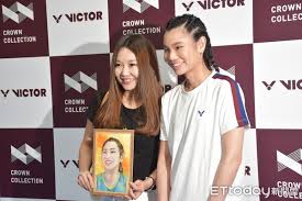 Jun 30, 2021 · 此次合作將戴資穎的信念印上舒跑瓶身，包含『每一滴汗水都將能獲得回報』、『專注你喜歡的事就能感受到那股強大力量』等四款語錄，希望與全民一起分享支持世界球后戴資穎的強大力量，一起渡過種種難關，並將於6月底陸續在全國各區域型連鎖超市和pchome電商通路進行販售。 æˆ´è³‡ç©Žè¦‹é¢æœƒ50å€‹åé¡ç§'æ®ºçƒè¿·æ—©ä¸Š5é»žå°±ä¾†æŽ'è‡ªç™¼è™Ÿç¢¼ç‰Œ Ettodayé‹å‹•é›² Ettodayæ–°èžé›²