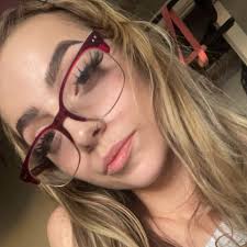 Hi Dylan! My name is Lauren Crosby Medlicott, a freelance journalist  writing a lot for Business Insider. I saw the thread you posted about the  ring you bought your ex being put