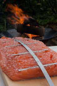 Am Offenen Feuer Gegarter Flammlachs Flammlachs Rezept Flammlachs Fisch Zubereiten