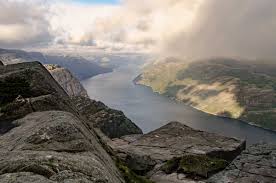 Preikestolen is a steep cliff. Wandern In Norwegen Kjerag Preikestolen Und Der Lysefjord Trekkinglife