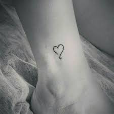 From bright and colorful heart designs that represent love, to black and gray realistic human heart tattoos. Coracao Tattoos For Daughters Shoulder Tattoo Quotes Tiny Heart Tattoos