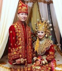 Menurut adat resam kahwin melayu, ibu bapa akan mengendalikan tugas memilih pengantin perempuan untuk anak lelaki mereka dengan teliti. Baju Adat Pengantin Jambi Greatnesia