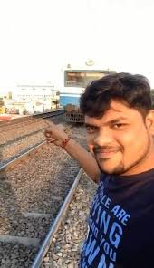 Shocking video : Train hits