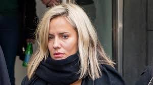 Live tv stream of itv4 broadcasting from united kingdom. Caroline Flack Sie Moderierte Das Umstrittene Format Love Island Stern De