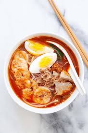Rebus bihun dalam air yang mendidih yang ditambah kunyit. Penang Hokkien Mee Prawn Noodle Soup Rasa Malaysia