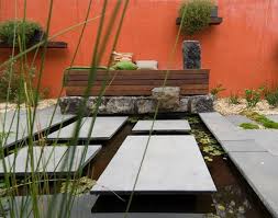 Zaun Und Mauer Im Garten In Einen Lebendigen Akzent Verwandeln Durch Wandfarbe Rot Wassergarten Garten Im Freien
