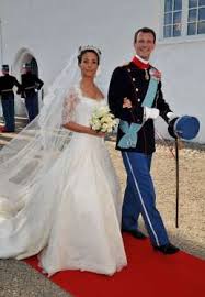 L'abito da sposa di letizia è quello che batte ogni royal record, aggiudicandosi il titolo di abito più costoso della storia con un valore di 7 milioni di euro. Gli Abiti Da Sposa Delle Famiglie Reali Teste In Coronate