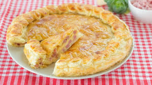 Versare i semi di sesamo sui bordi della pasta sfoglia facendoli aderire bene con un goccio d.acqua. Pizza Rustica Prosciutto E Formaggio Ricetta Facile Fatto In Casa Da Benedetta Youtube