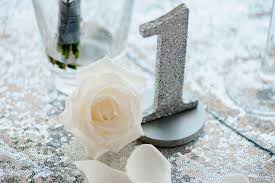 Tischnummer Bei Der Hochzeit In Silber Mit Glitzer Als Aufsteller Foto Duo Lux Photography Hochzeitskulissen Hochzeit Heiraten