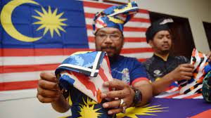 Previously i used the jalur gemilang flag and just shaped and folded it into a tanjak but as the material is too soft it did not hold well. Tanjak Jalur Gemilang Meriahkan Sambutan Bulan Kemerdekaan Youtube