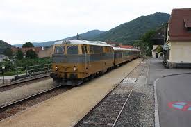 Wachaubahn a beautiful railroad which runs through unesco world heritage site in the shape of the magnificent wachau valley in austria, the wachaubahn is one of the country's best rail routes. 2043 24 Der Novog Wachaubahn Mit Einem Zug Von Emmersdorf An Der Donau Nach Krems An Der Donau Im Bahnhof Spitz 25 08 2012 Bahnfan84 Startbilder De