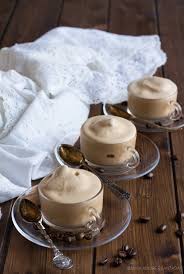 La preparazione casalinga della crema al caffè è davvero semplice, e con pochi e semplici ingredienti, oltre che pochissimi passi, potrete preparare una crema fredda come quella del bar. Crema Caffe Senza Panna Dolce E Buona Come Al Bar Con Soli 3 Ingredienti