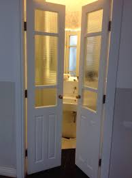 Petite Salle De Douche Avec Double Porte Battante Pour Un Maximum D Espace Dans Un Minimum De M2 Porte Battante Porte Salle De Bain Salle De Bain
