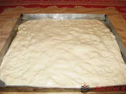 La pizza in teglia romana è la migliore da fare in casa, quella che meglio si adatta al contesto domestico, al la teglia romana nasce nel dopoguerra, quando ai panettieri venne l'idea di prendere l'impasto del pane e cuocerlo in teglia dopo averlo condito; Pasta Per Pizza In Teglia