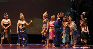 Tembang ini diawali dengan lir ilir yang artinya bangunlah, bangunlah atau bisa diartikan sebagai sadarlah. Intip 7 Daftar Kesenian Tradisional Khas Jawa Timur