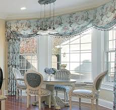That leaves the top half exposed so light can come inside but creates a cozy and intimate look at the same time. Valance Ideas For Bay Windows And Bow Windows