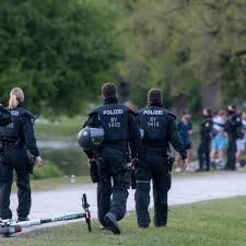 Wenn man im englischen garten unterwegs ist, kommt ja eigentlich zwangsläufig am monopteros schön im englischen garten gelegen befindet sich der monopteros. Munchen Corona Eskalation Im Englischen Garten Nach Neuen Videos Bittet Polizei Bevolkerung Um Hilfe Stadt Munchen