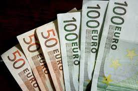 Lira sterlina este mai bulnerabila pe piata globala decat euro sau dolarul, in mare parte din cauza incetinirii economice, arata the telegraph. Paritate Lira Sterlina Euro Malayarin